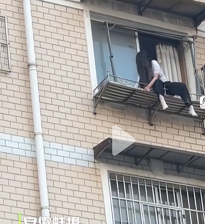 Love and Courage: Granny grabs her clothes in the house, the man climbs ...