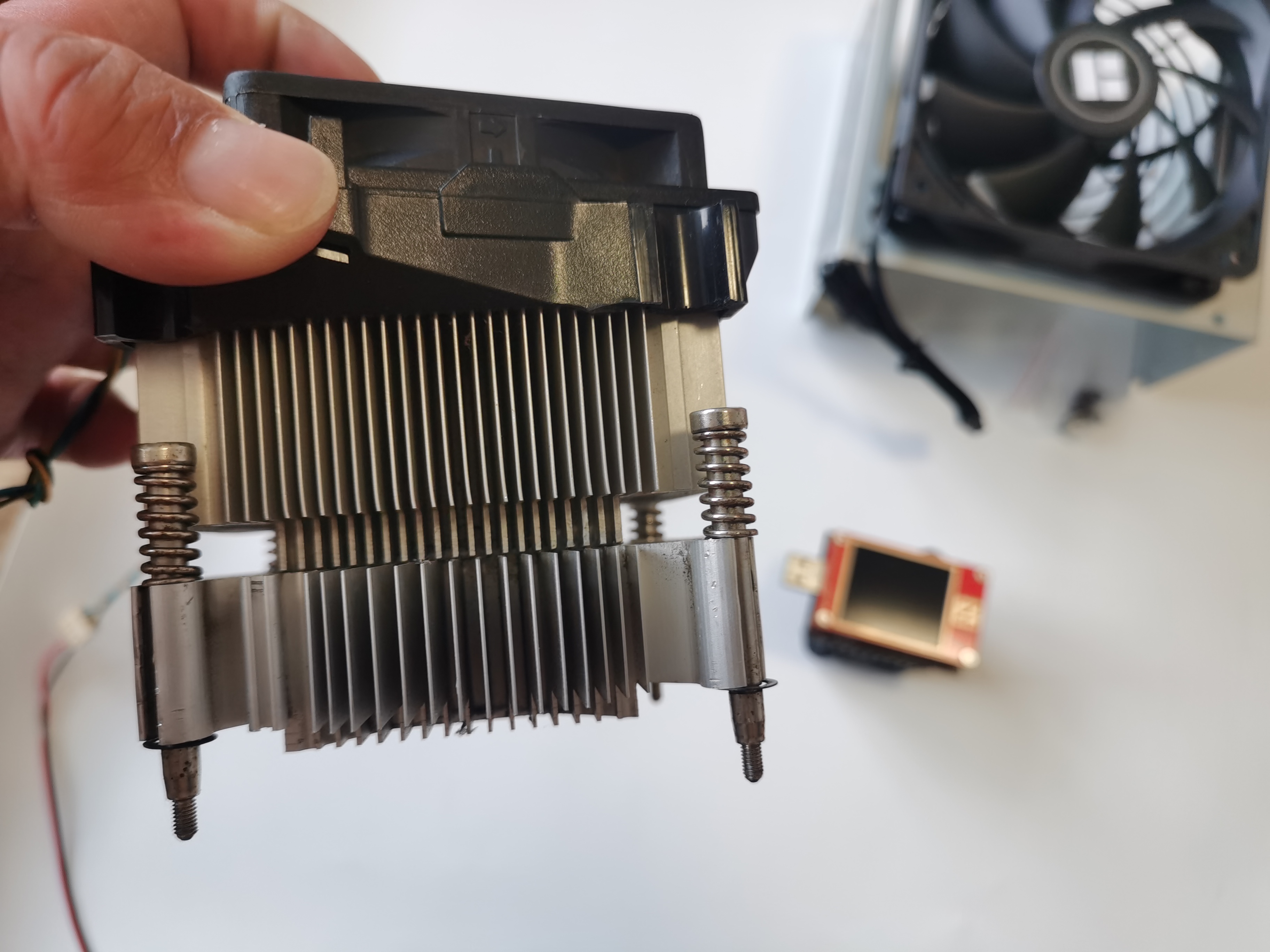 Can the old host be saved? Replace the computer power supply fan, use