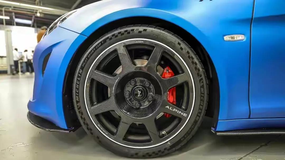 Alpine A110 R sports car officially released, featuring mid-mounted ...