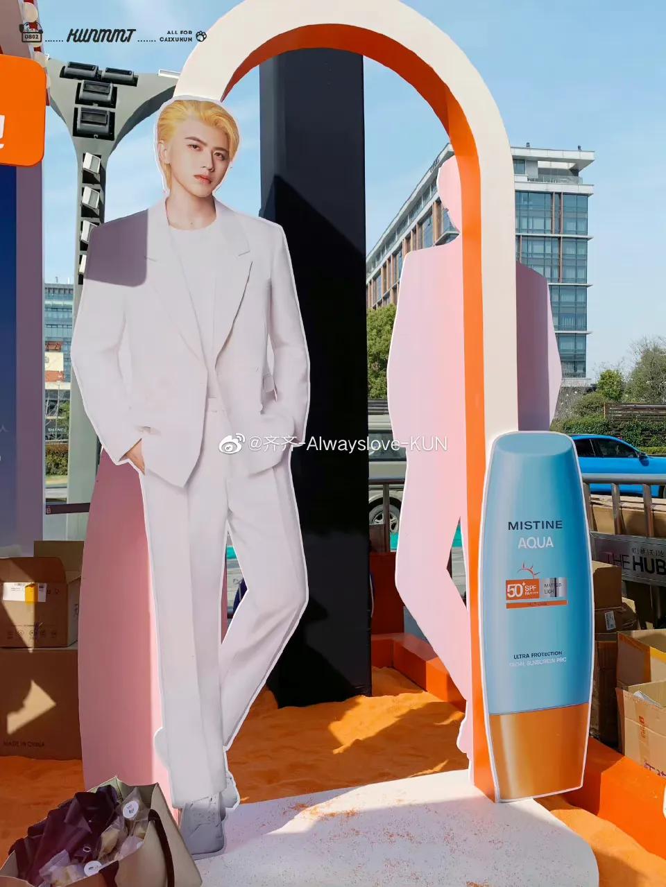 Cai Xukun's humanoid stand is eight meters high! It is also quite ...