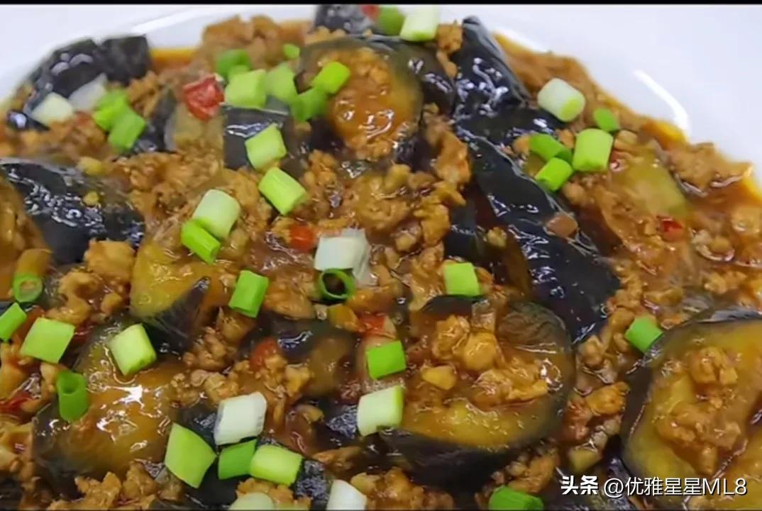 Make a stirfried eggplant with minced meat and share it with everyone