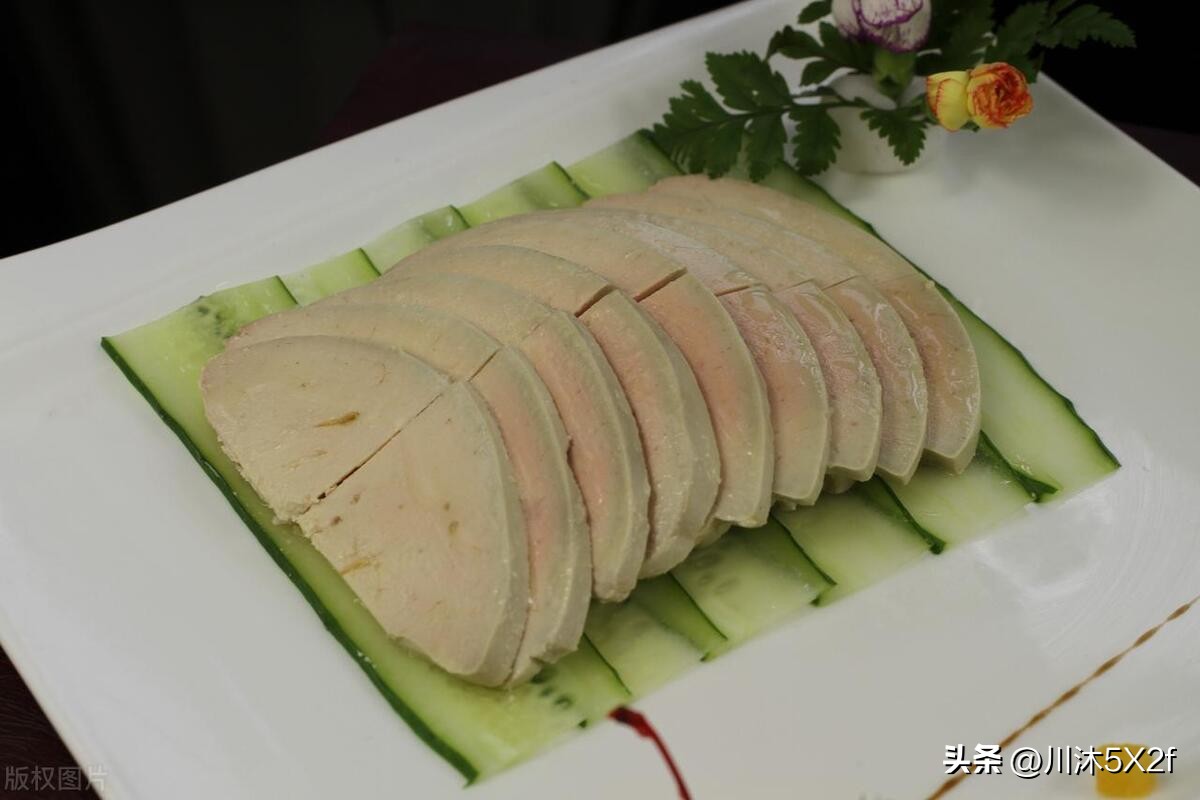 The production process of foie gras, which is banned from sale in many countries, is very cruel