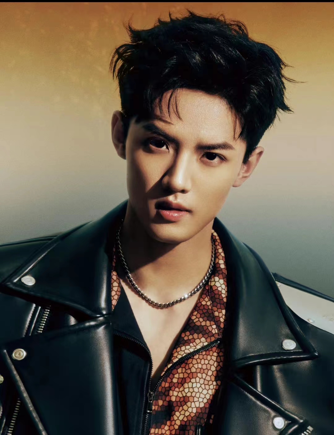 After the spring and summer, the male star Zhou Junwei was also banned ...