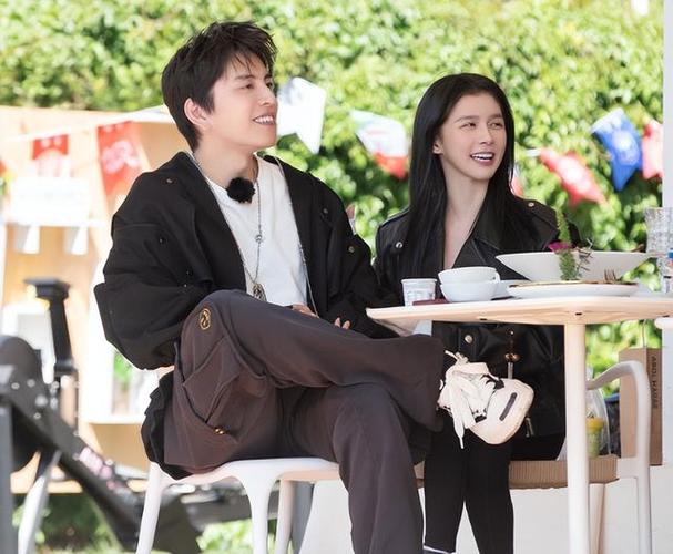 Wang Dalu revealed his new female companion during his trip to ...