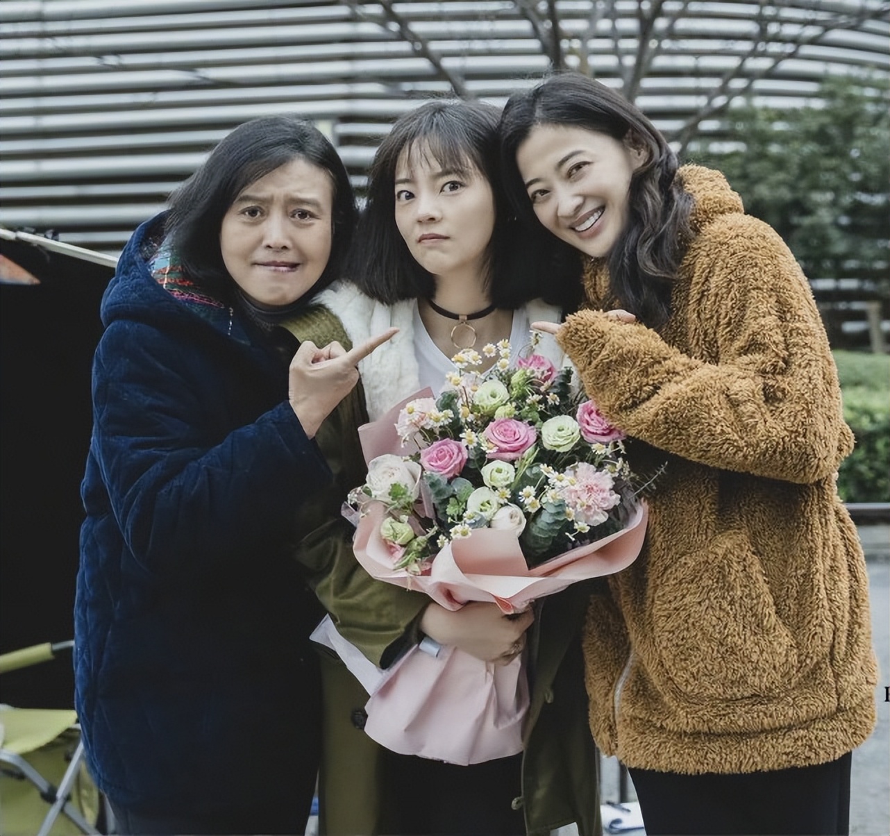 Wu Yue and Ding Jiali are in the same frame!She looks like a mother-in ...