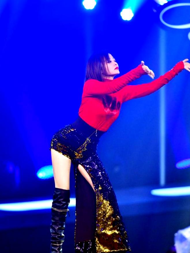 Zhang Jianying was amazed by the leather jacket, the short skirt was ...