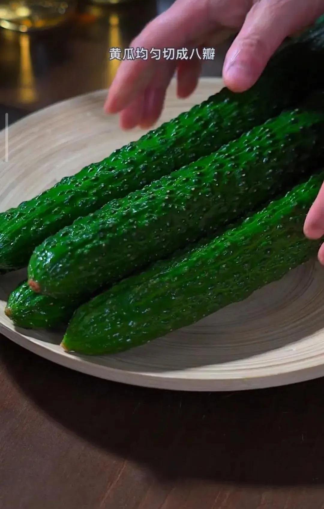 Pickled cucumbers like this are more delicious, sour and spicy appetizers are crisp, tender and