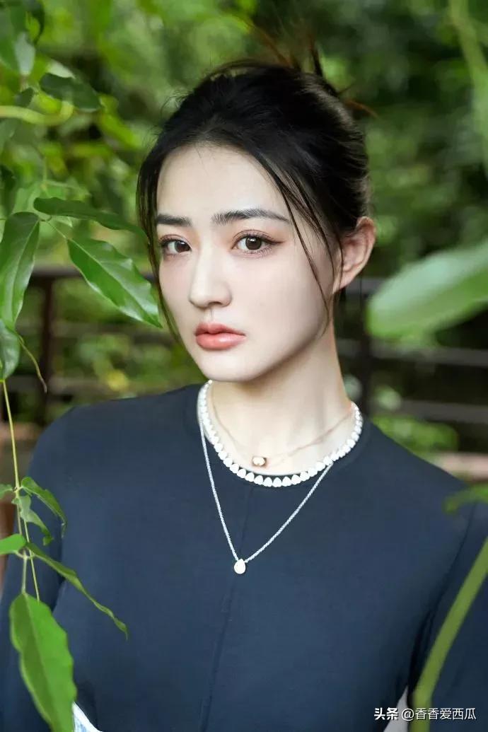 The lovely Xu Lu - iNEWS