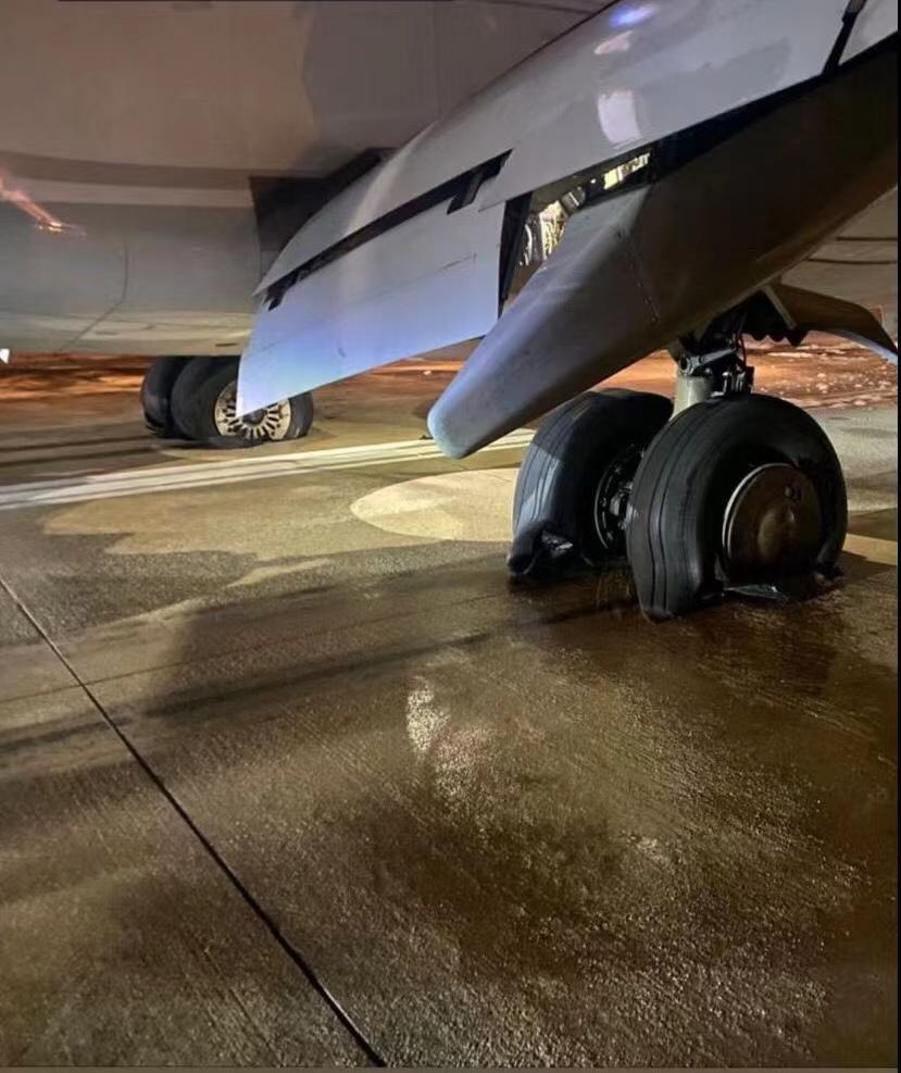 Boeing is in trouble again!4 tires burst during landing of Turkish