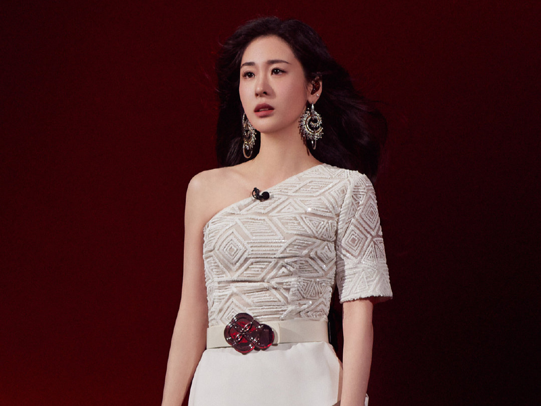 Jam Hsiao and Zhang Bichen sang "Lover Missed" to the fivemember band