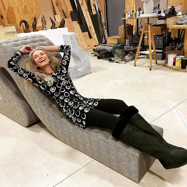 Betrayed by her husband penniless!The 56-year-old came back, stripped naked in public but was