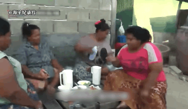 In Thailand, a village where "fat is beautiful", is more than 200 kilograms eligible to fall in love?