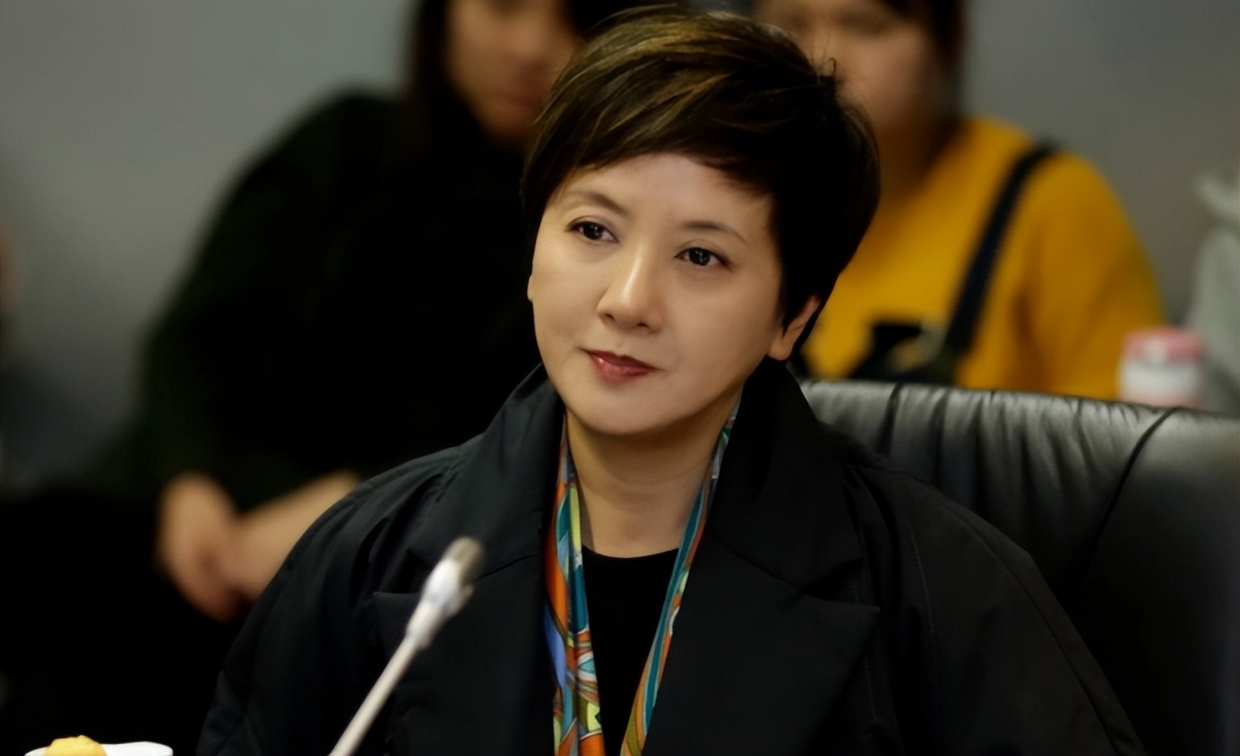 The 65-year-old Deng Jie is really aging gracefully, her dress is ...