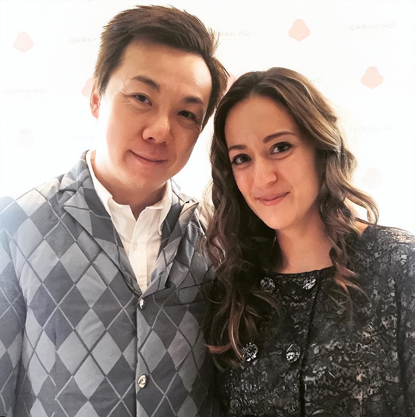 何猷光女兒悼念父母，分享父親年輕照片，當時的何猷光很帥很酷 - 資訊咖