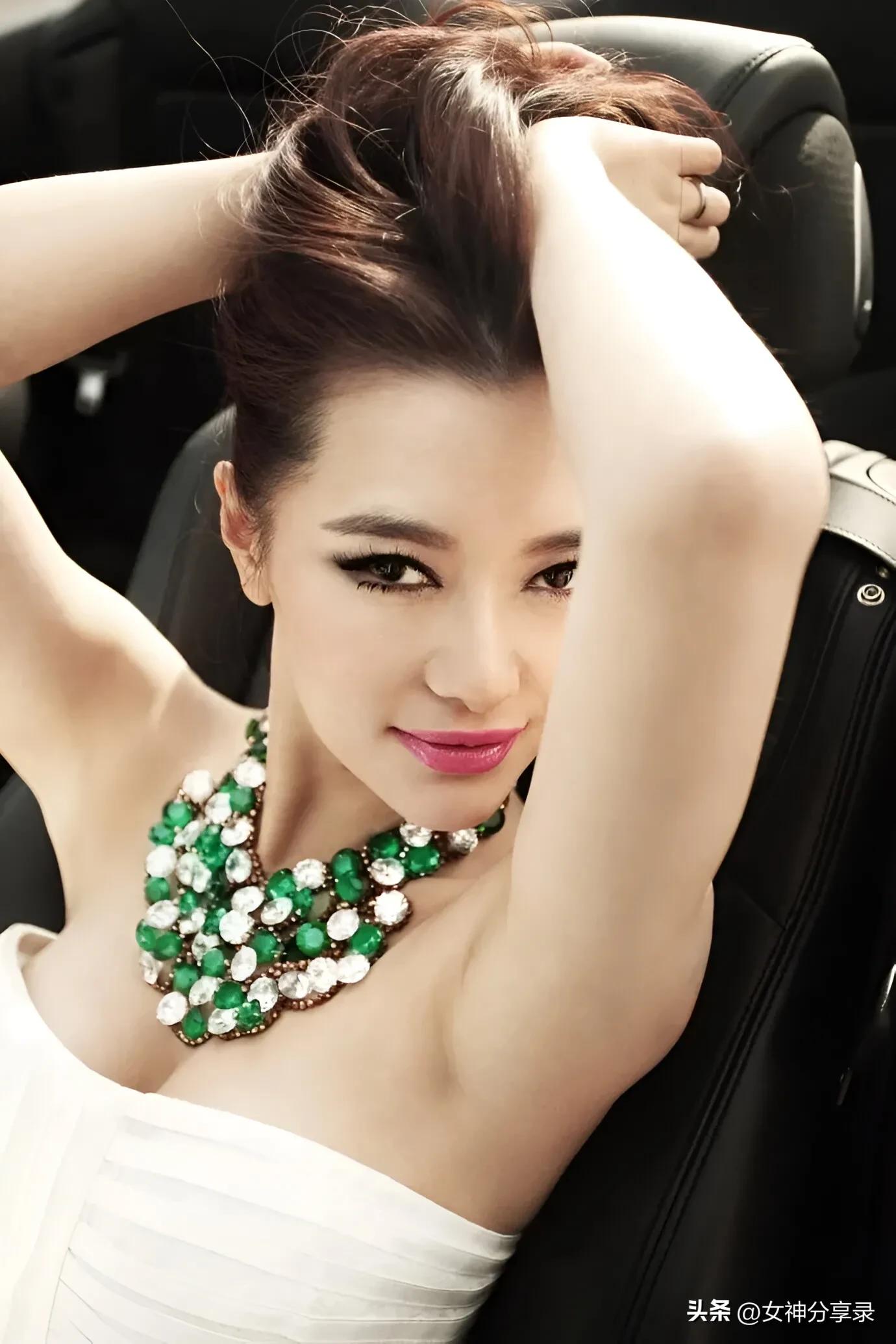 "Rave Queen" female singer with her unique voice and stage show is a