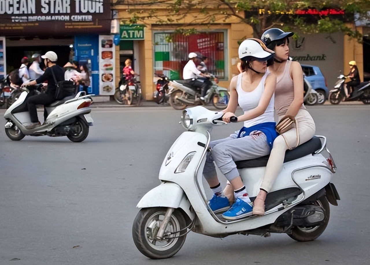 Traveling in Vietnam, Vietnamese girls on motorcycles attract male ...
