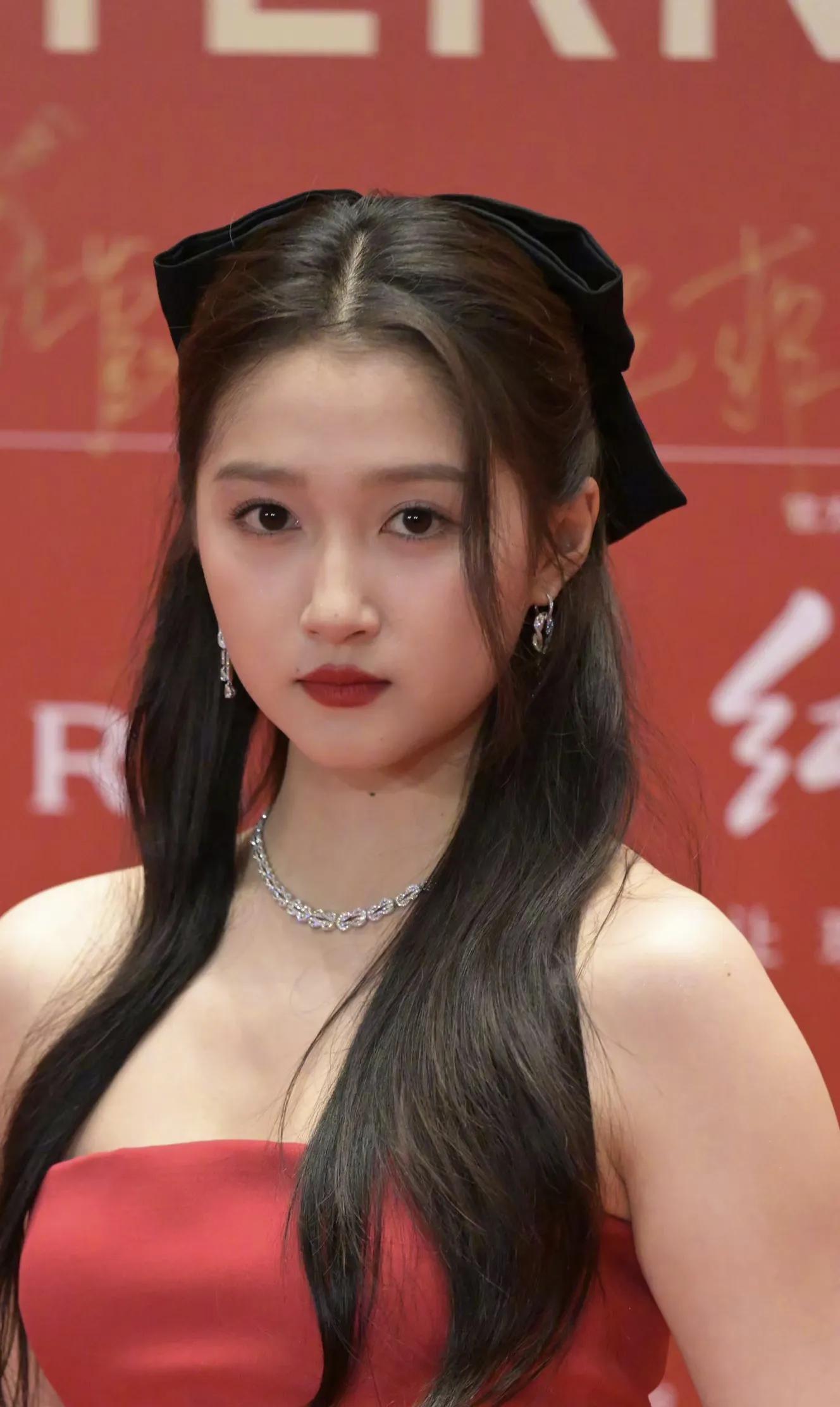 Guan Xiaotong's Red Mermaid Skirt at Beijing Film Festival: Slim Body ...