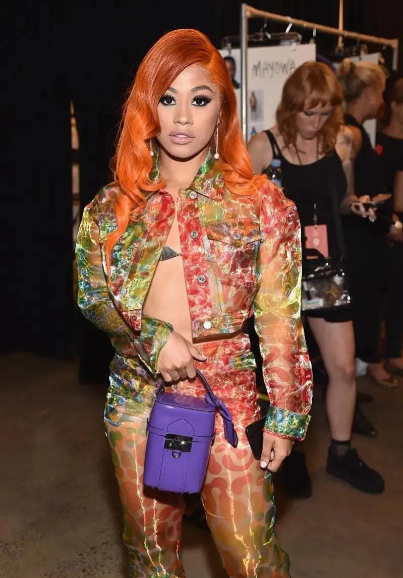 Actress Cardi B: Interacting with fans without wearing underwear at the  concert, showing tampons under her crotch - iMedia