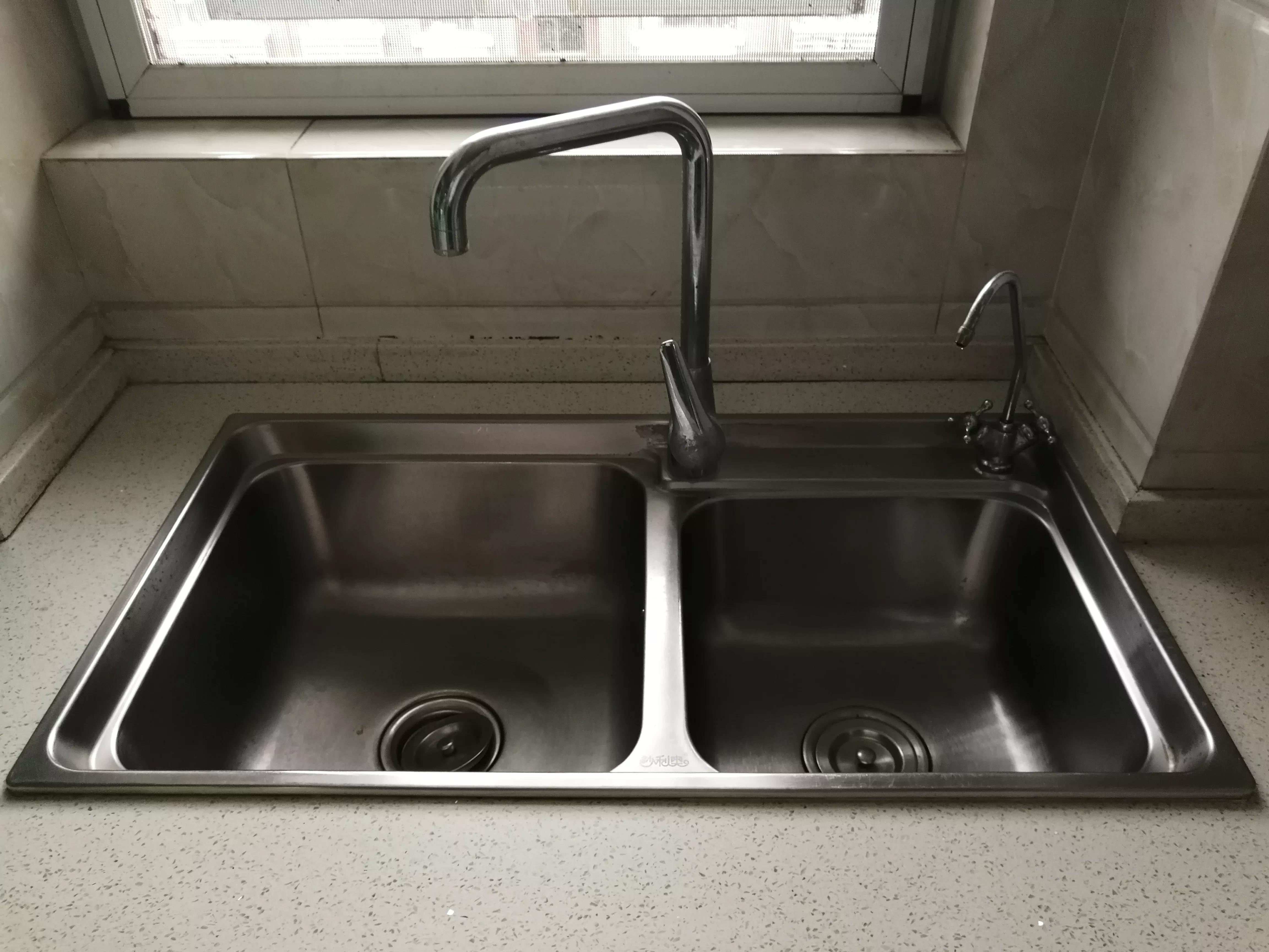 What should I do if the drain of the kitchen sink is blocked? iNEWS