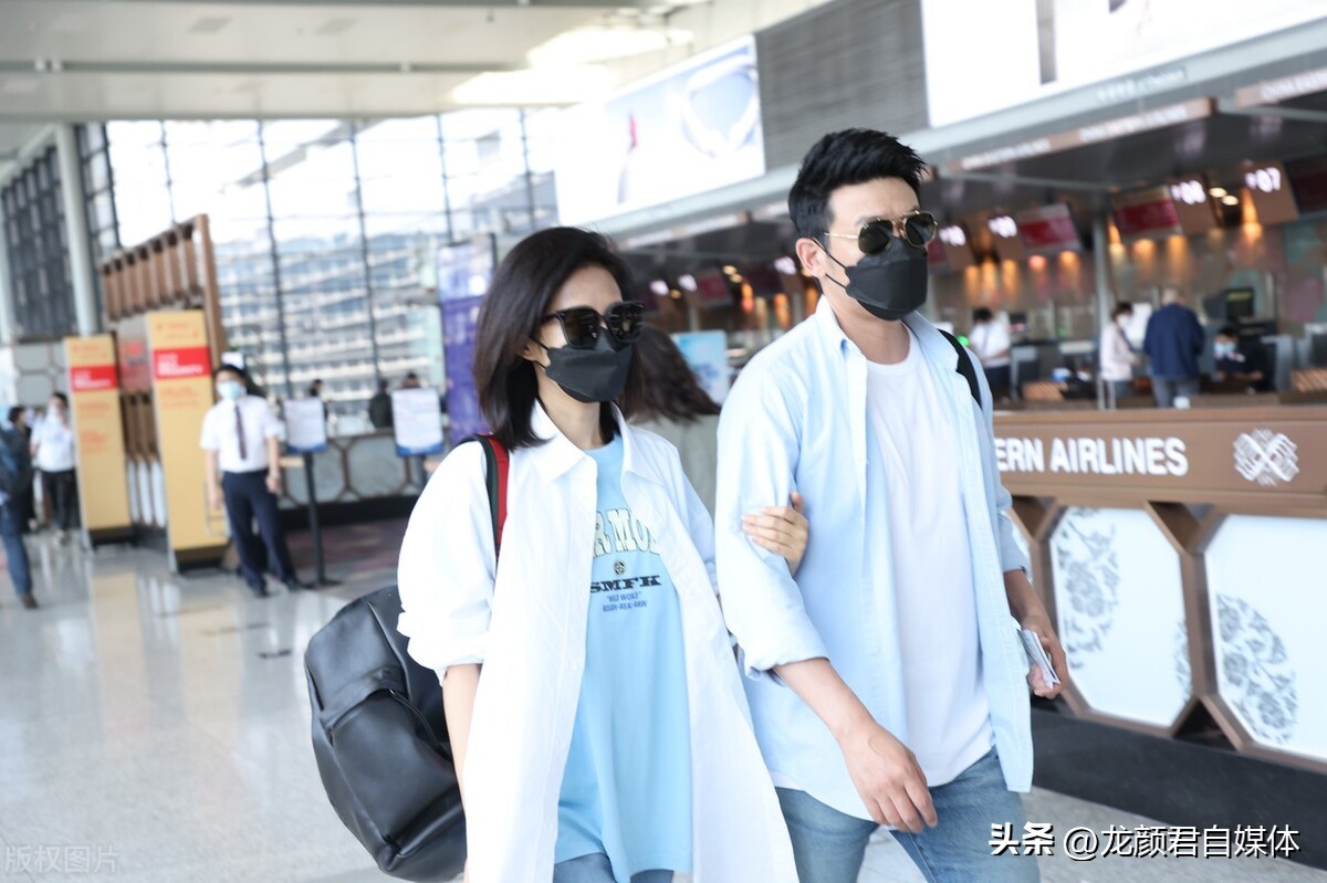 Lu Yi and Bao Lei's couple appeared at Shanghai Airport in the same ...