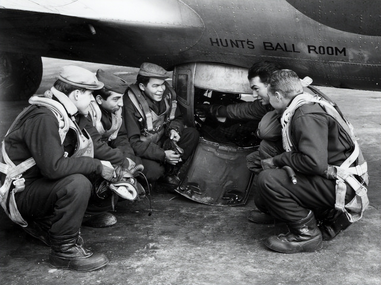 二戰「最危險」的兵種!B17機腹下半球形吊艙中的機槍手