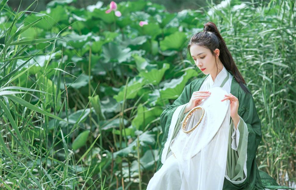 Chen Yao's ancient style photo shoot of the lotus pond, green clothes ...