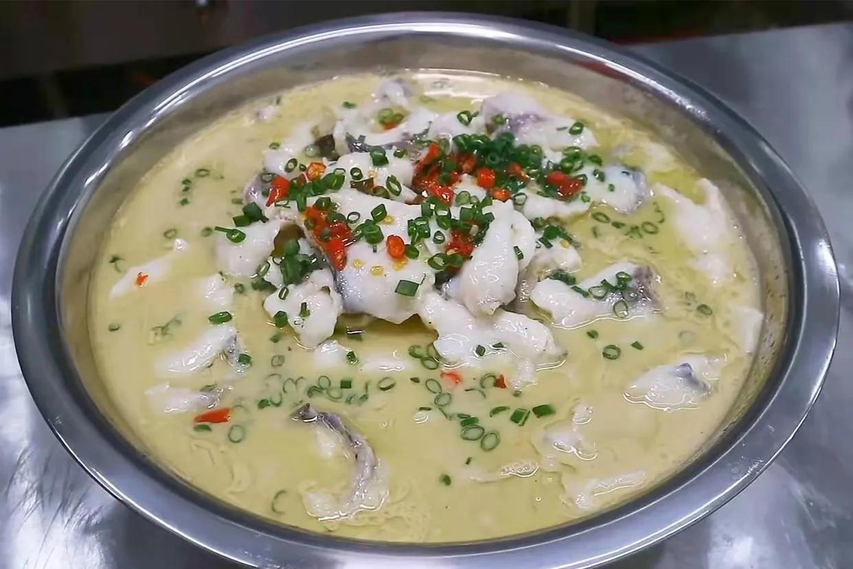 I made "sauerkraut fish", a famous dish in Chongqing rivers and lakes