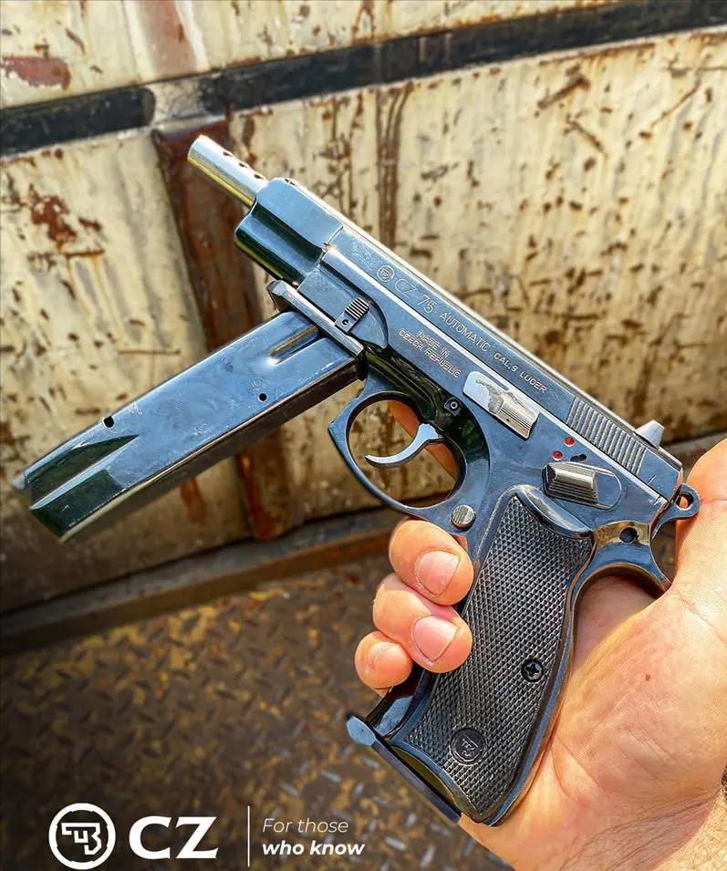 Use the magazine as a grip! The secretly developed pistol became ...