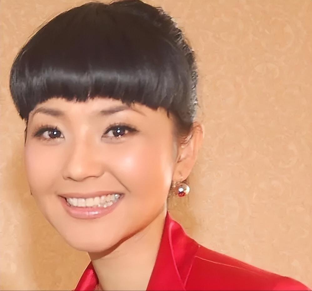 What a surprise! The famous "First Sister of CCTV" Fang Qiong is just a ...