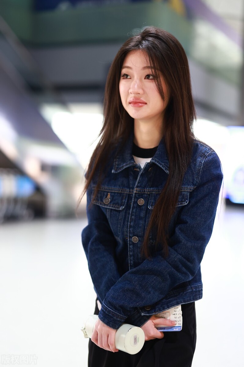 Shan Yichun departed from Shanghai Airport wearing a short denim jacket