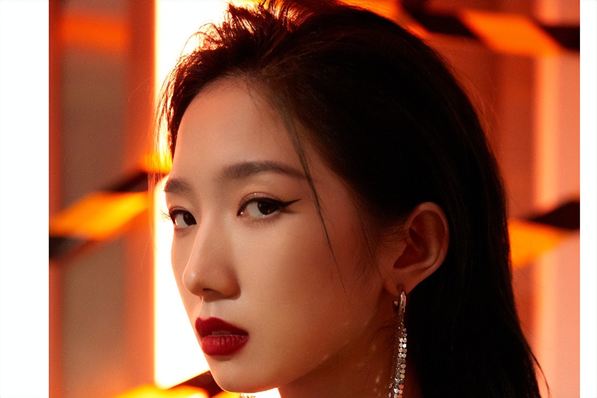 She personally promoted her solo concert, and was seen through by