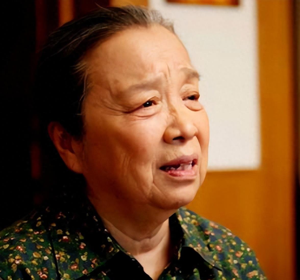 87-year-old Li Mingqi appeared on the street. His gray hair and jacket ...