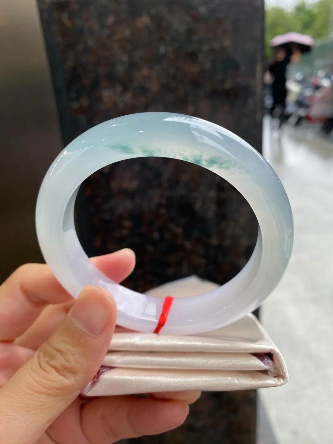 A round bracelet iNEWS