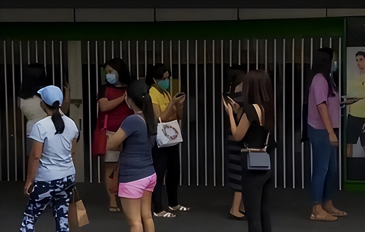 The maid was reported and complained about selling boxed lunches on the