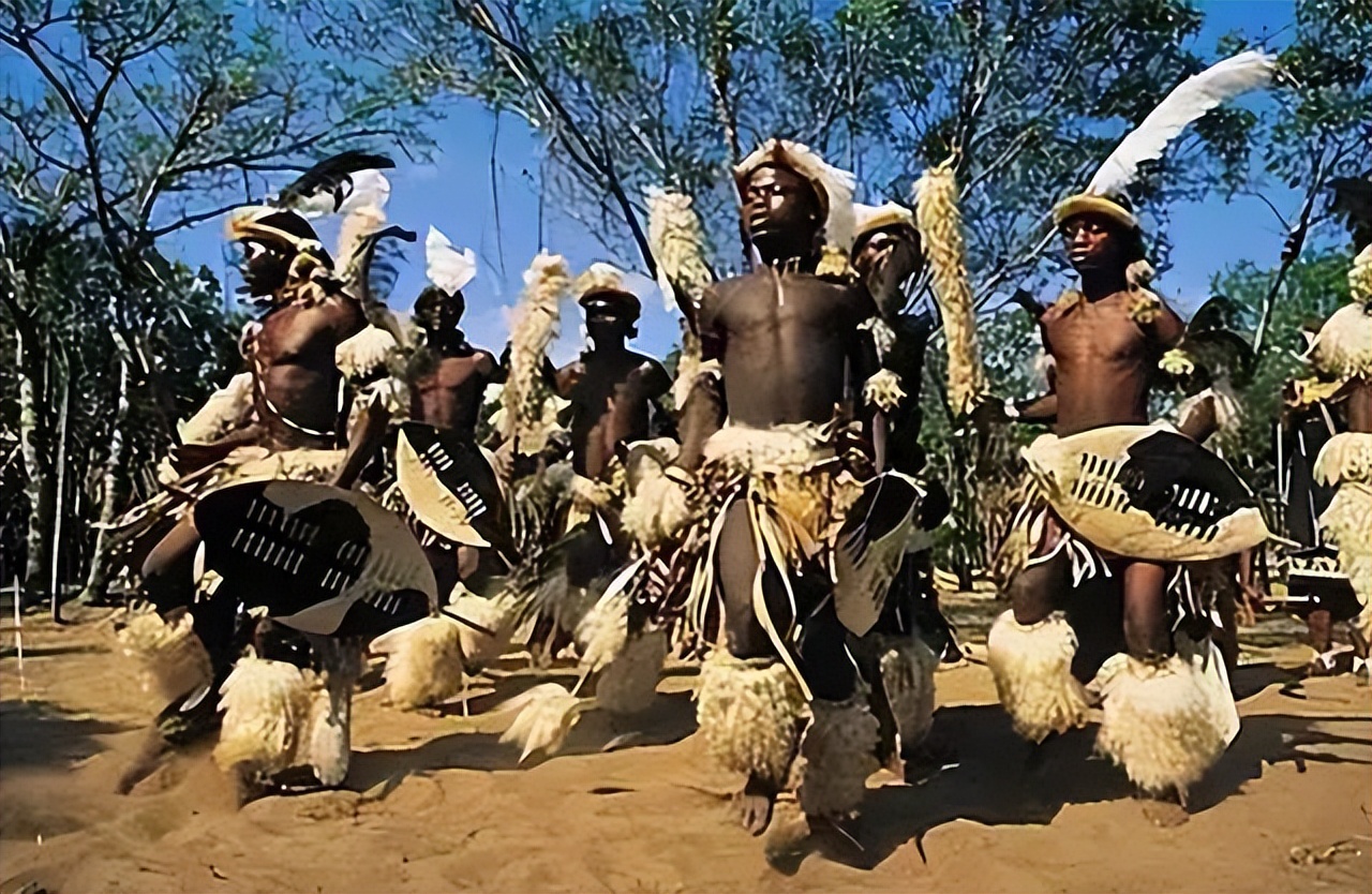 Isithembu Zulu in South Africa: polygamy, girls must not wear tops, a true ...