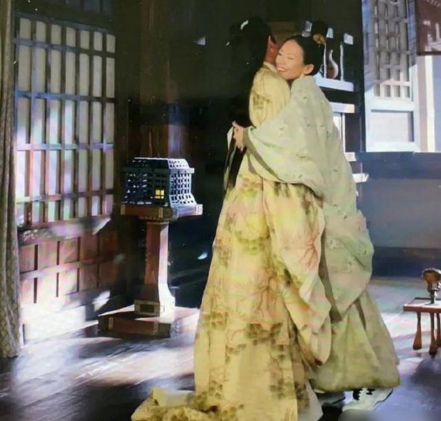 Zhang Fei wears leather shoes, Yang Ying's "beautiful appearance ...