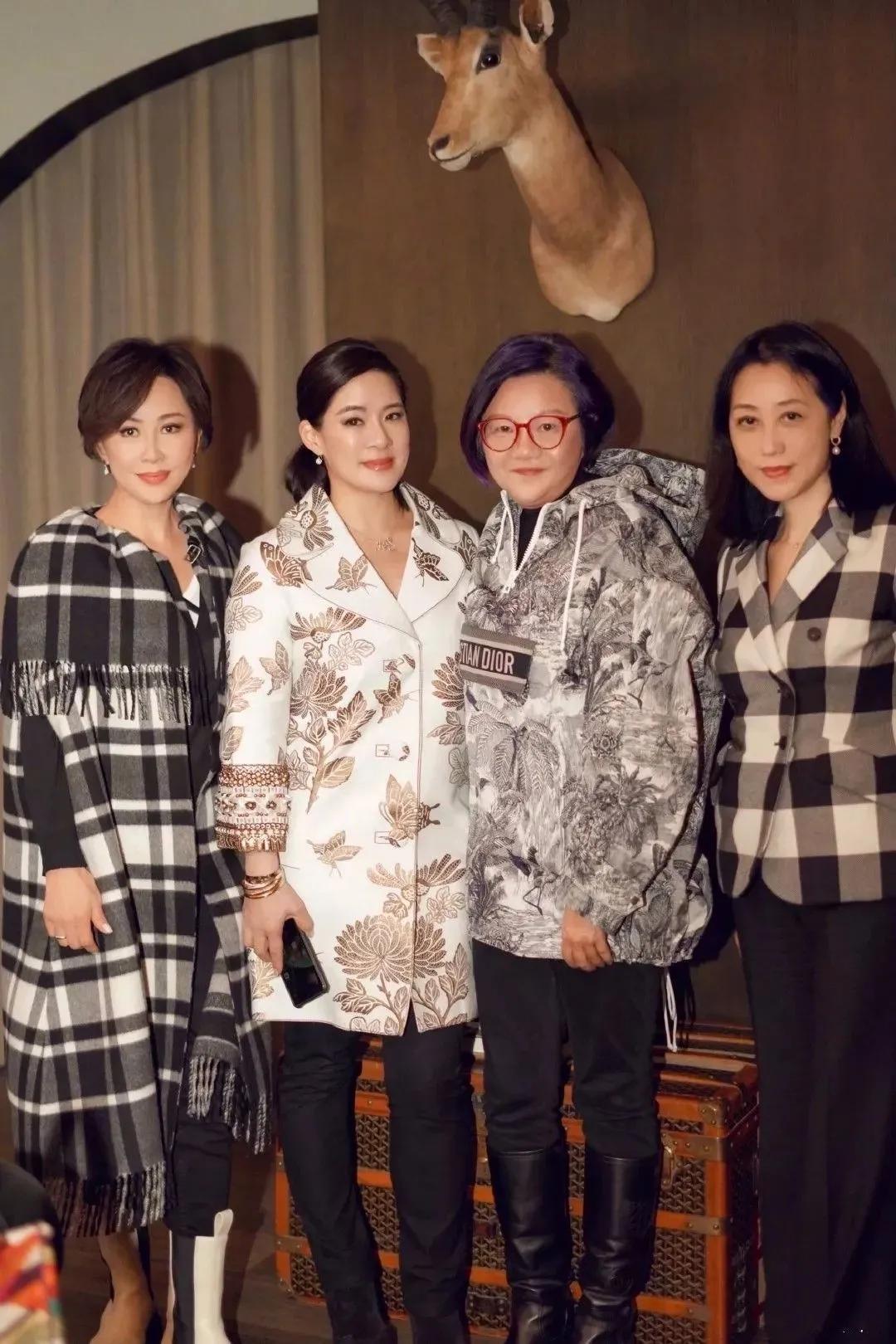A group photo of Hong Huang and his friends Gong Jun, Zhu Yilong, Hu Ge ...