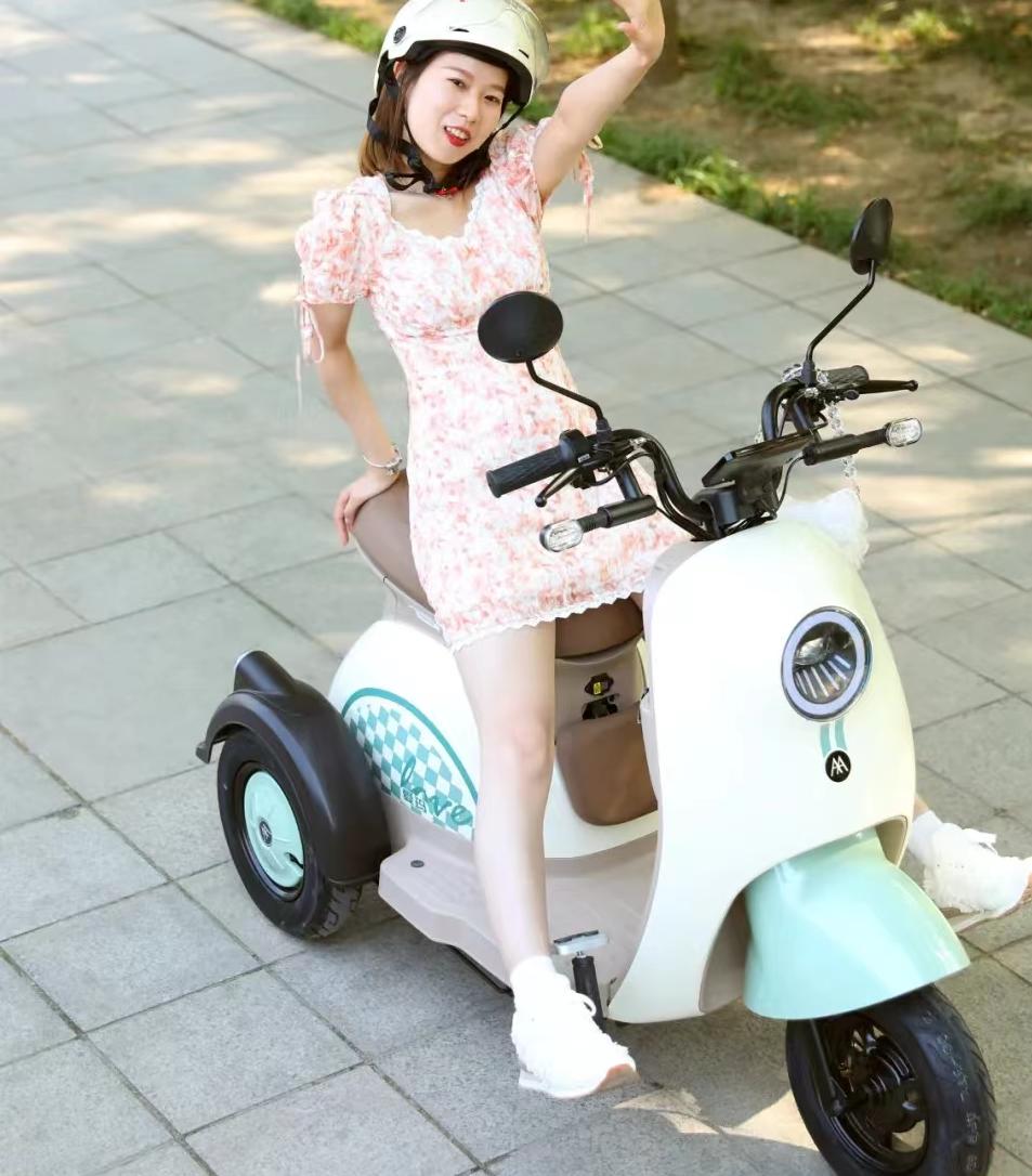 These two Emma electric vehicles are cool and elegant, with perfect