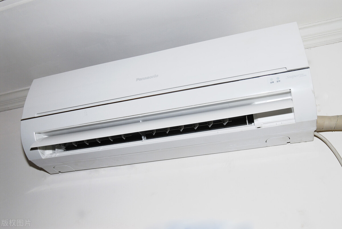 What does the fault code E1 mean when the air conditioner is not