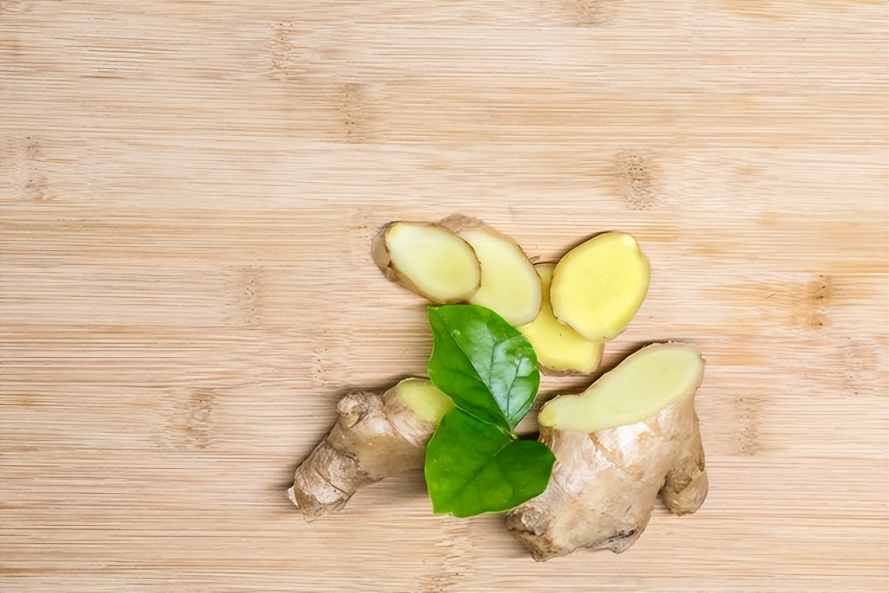 Eating ginger at night is not equivalent to arsenic, and there is no harm in eating it in