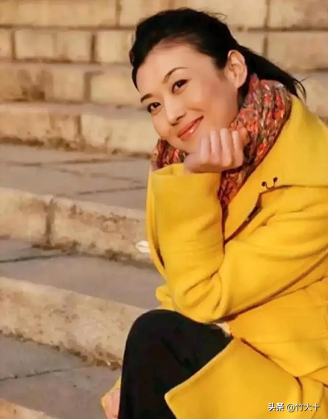 Li Hong, the most beautiful CCTV host, has 12 photos of her life, which ...