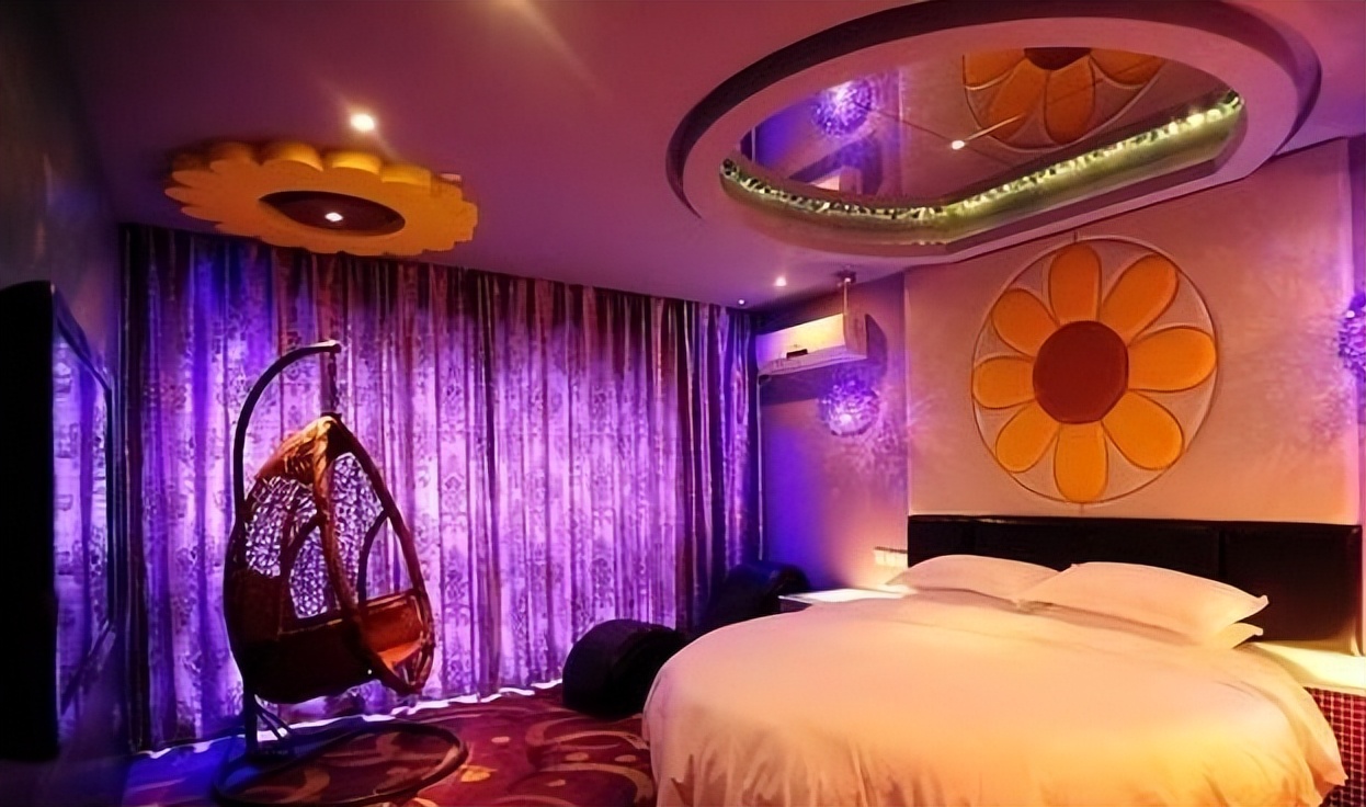 Why are "round beds" popular in love hotels?The answer given by the