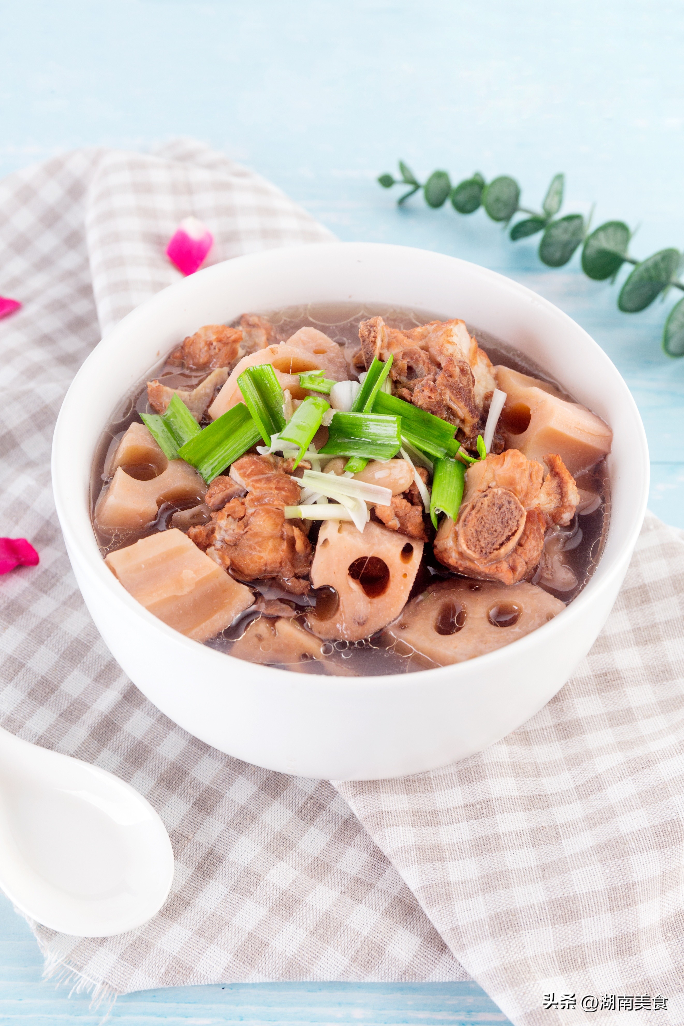 The simplest method of lotus root pork ribs soup, the soup is clear and delicious, it is