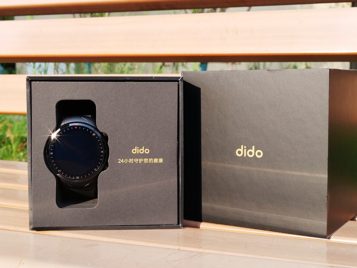 A smart watch that can accurately measure blood pressure with its own ...