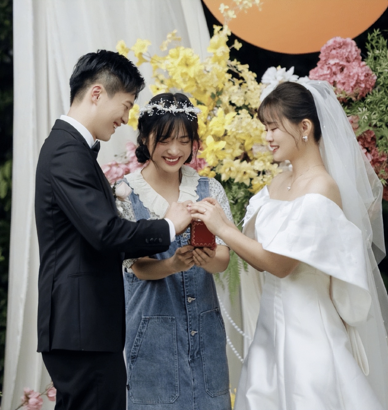 Shen Yue sent blessings at her best friend's wedding, and dated a mysterious handsome guy to