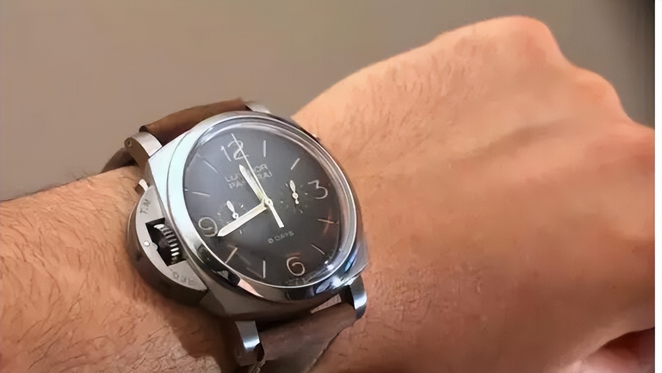 Is the watch worn on the left or right hand?The difference between