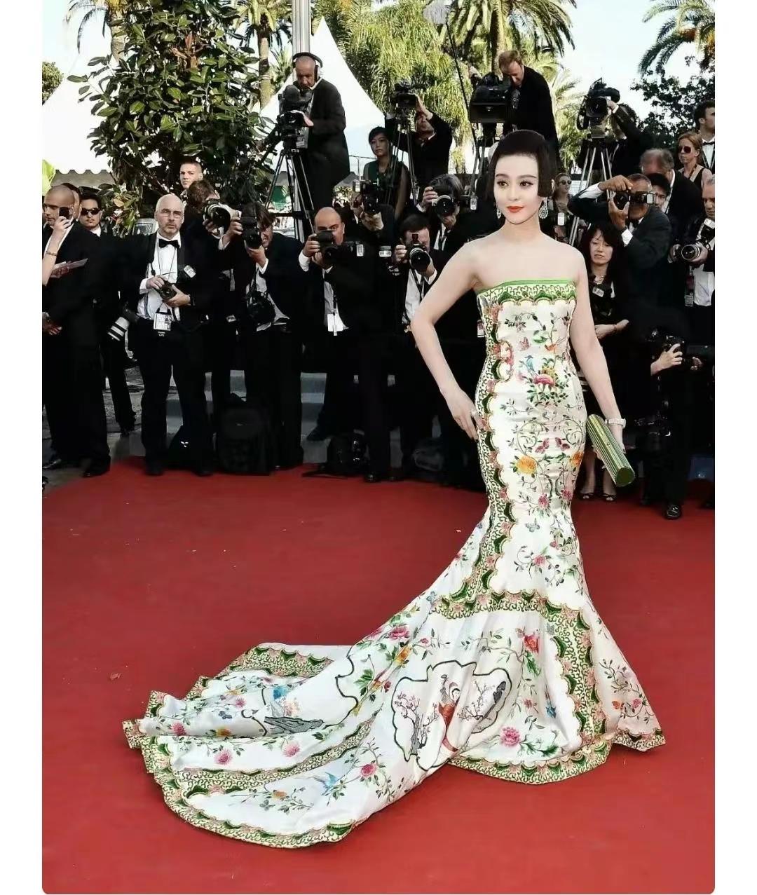 Fan Bingbing, wear ambition on her body again! Once "dragon robe added