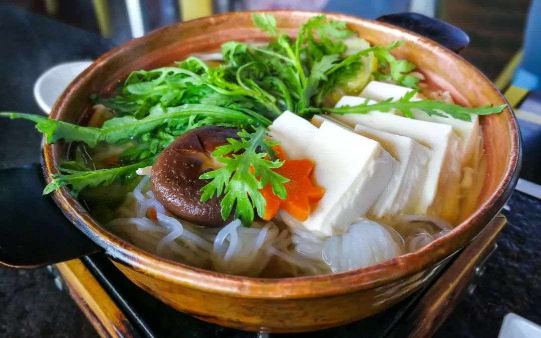 Hot pot with ice milk tea causes alkali poisoning on the hot search