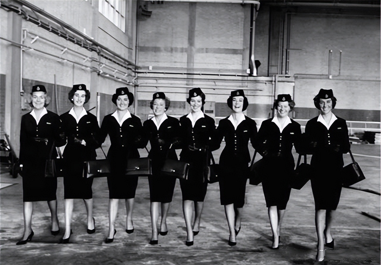 Why do flight attendants wear short skirts and stockings just to look good?Many people are wrong