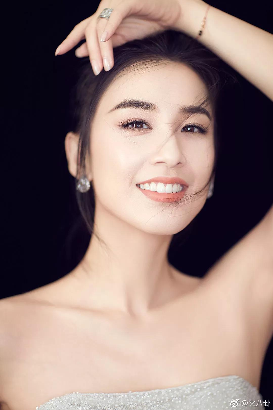 Huang Shengyi is elegant and charming, as beautiful as a dream - iNEWS